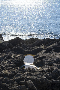 岛屿西班牙语在马洛卡Mallorca带圆环池的冲积岩石多的图片