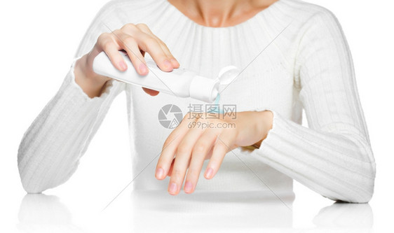 优雅皮肤护理治疗妇女用奶油施于她的手图片