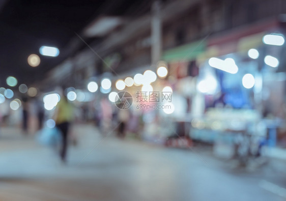 街道步行游客在夜间市场行走的模糊形象场景图片