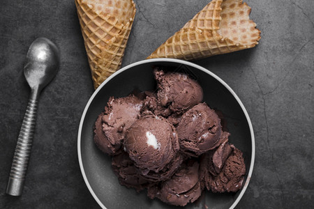 解析度业务人们高清晰度照片顶端视图板高品质照片旁的巧克力冰淇淋圆锥子高品质照片旁边的巧克力冰淇淋圆锥子图片