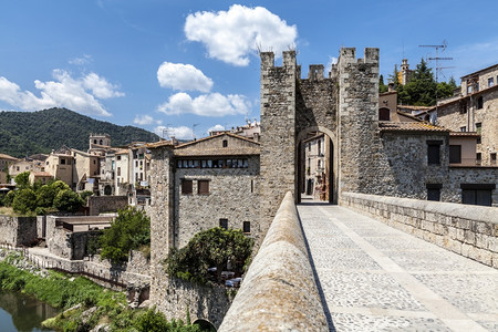 西班牙吉罗纳中世纪城镇贝萨卢的景象塔观结石图片