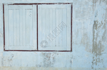 家别墅优质的旧窗户木房子油漆墙壁和窗户图片
