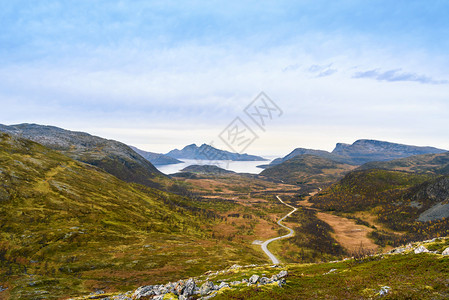 风景优美阴影目的地挪威特罗姆索有选择聚焦点风云多的美丽山脉景观图片