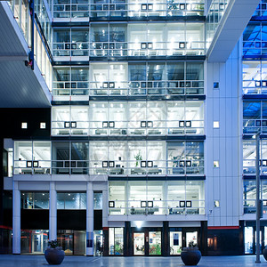 发光的大型办公楼中有许多相同的空办公室隔间mg视窗建筑图片