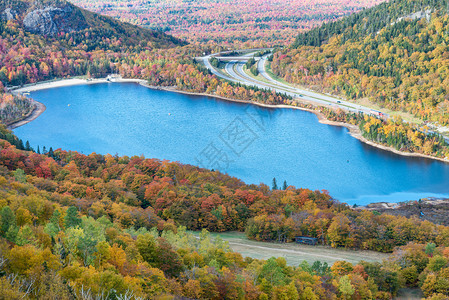 状态绿色森林FranconiaNotch公园在叶子季节空中查看湖图片