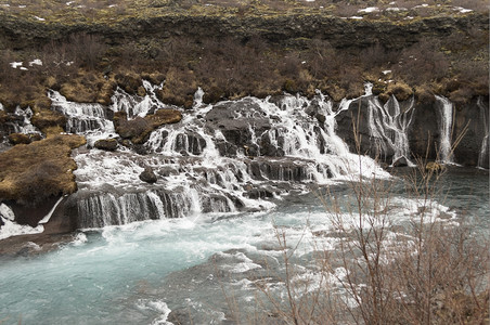 维塔Hraunfossar瀑布冰地上含蓝水美丽级联图片