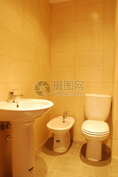 优雅的财产白色和小型浴室内金瓷砖的相片建筑学图片