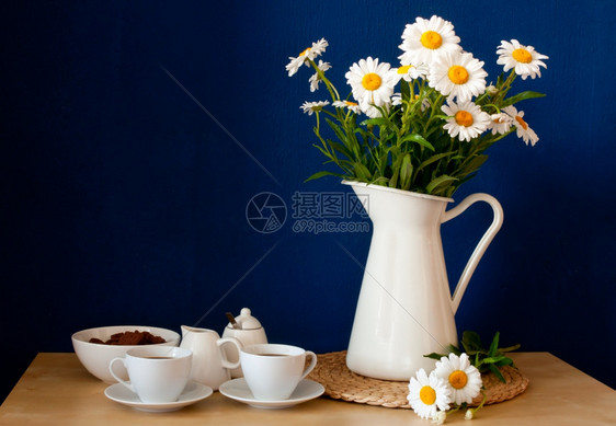 内地木制桌上的咖啡泥和新鲜氧奶雏菊黄色的早餐图片