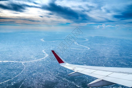 现代的运输天际线从飞机窗口看到河流的城市风景Name图片