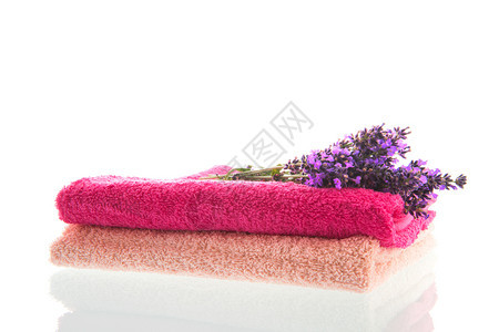 折叠紫色的丁香白上隔绝的用熏衣草花叠成的毛巾图片