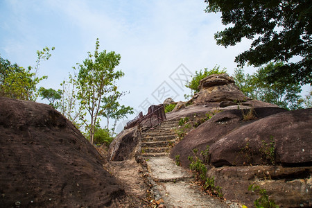 风景优美峡谷旅行悬崖上的观点岩石峭壁是广阔的山高图片