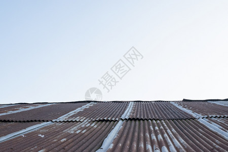 旧锌生锈屋顶和蓝天空背景生锈的复古颜色图片