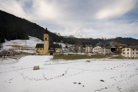 尖顶钟意大利北部Dolomite的一个小村落图片