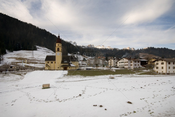 尖顶钟意大利北部Dolomite的一个小村落图片