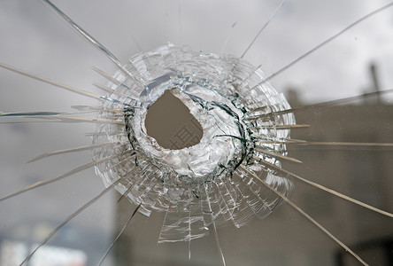 视窗带有破坏或暴力概念的破碎玻璃杯挡风危险图片