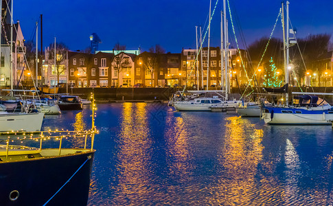 受欢迎的发光平台夜间Vlissingen港装饰有灯光的船只用水点亮城市建筑荷兰泽流行城市图片