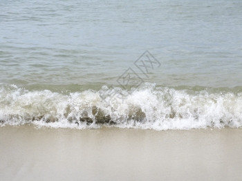 沙滩上的白色海浪图片