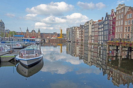 荷兰语水中央车站位于阿姆斯特丹的市风景和荷兰中央车站码头图片