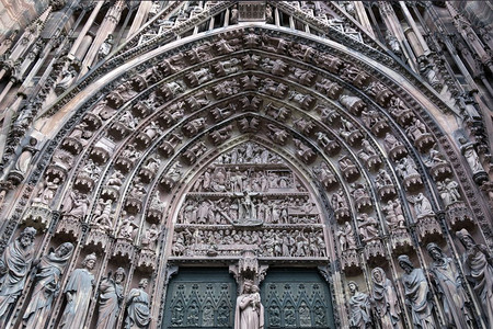喜迎18大尖塔美好的法国阿尔萨斯地区特拉堡市大教堂西面主门上方的精美雕塑图案详情3月18日法国Alsace地区斯特拉堡市主要的背景