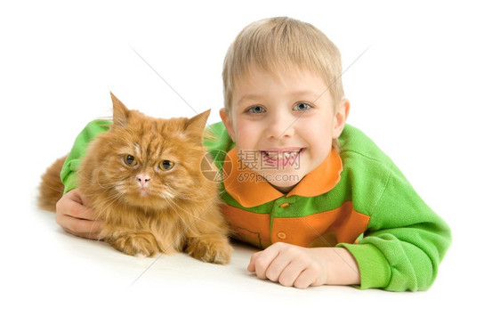 头发玩耍的小男孩和严肃红猫躺在地板上面男图片