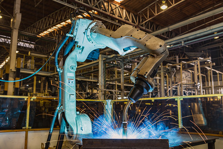 机器人在工厂中焊接金属部分在职的工作制造业图片