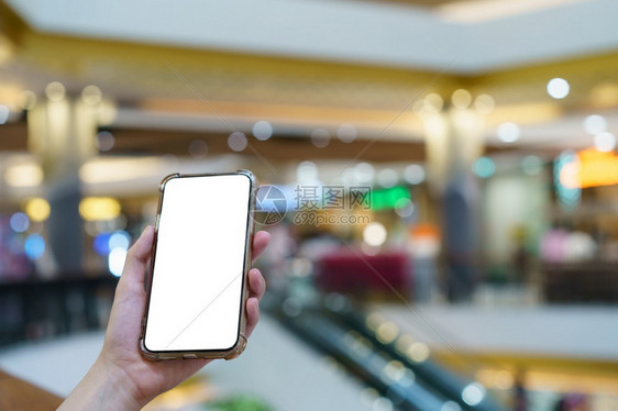 沟通Mockup双手在模糊的百货商店拿着空白屏幕移动电话数字付款概念电子保持手机图片