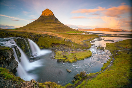 柯克朱菲尔斯瀑布冰岛Kirkjufell山地貌和瀑布溪流景观图片