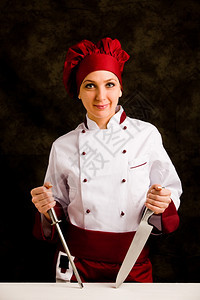 对比工作女厨师照片配有轮骨和农村背景更锋利的女厨师照片小刀图片
