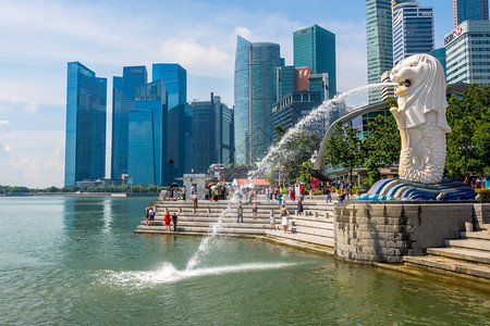 摩天大楼和游客背景中的梅里翁不老泉编辑只使用新加坡的符号MerlionMerlion码头建筑学市中心图片