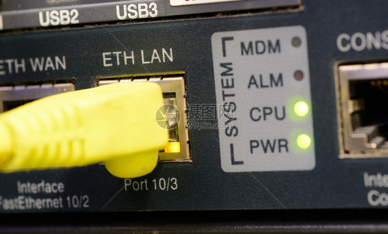 连接到Eepernet端口的黄色补丁线插头的支持图片