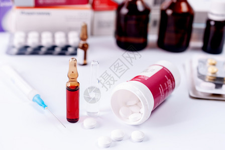 注射实验室白桌上的弹丸和药剂白色的图片