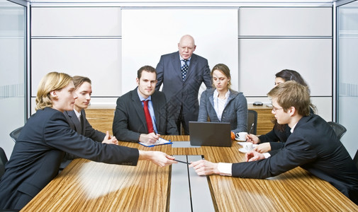 领带商人七个在一间隔里准备参加一个管理小组会议秃图片