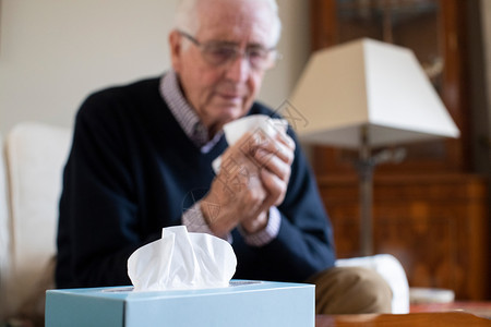 鼻子在家中受寒冷或流感折磨的老人不开心组织图片