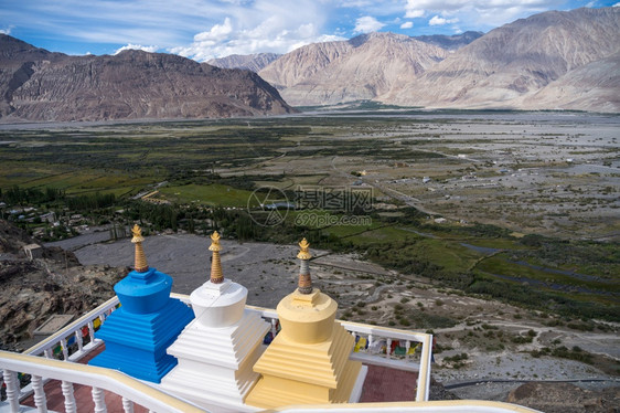 印度拉达赫努布谷Diskit修道院藏人Stlye的佛像雕天空金子旅游图片