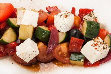 餐厅盘子上彩色新鲜蔬菜的特餐沙拉健康开胃菜图片