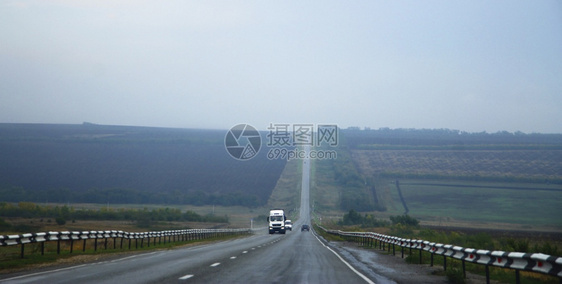 旅行宽的公路风景白天在迷雾路上移动汽车白色的图片