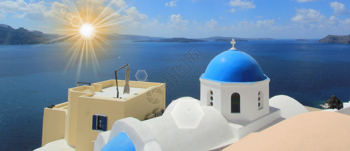希腊圣托里尼奥亚的正统教堂在海洋背景上著名的蓝色圆顶冲天炉旅游欧洲图片