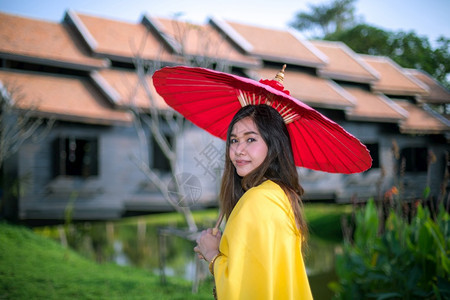传统的肖像泰国妇女以伞式传统风格装饰泰国妇女士图片