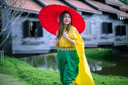 传统的绿色泰国妇女以伞式传统风格装饰泰国妇女图片