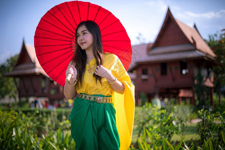 泰国妇女以伞式传统风格装饰泰国妇女士古老的年轻图片