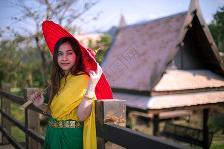 女漂亮的美丽泰国妇女以伞式传统风格装饰泰国妇女图片