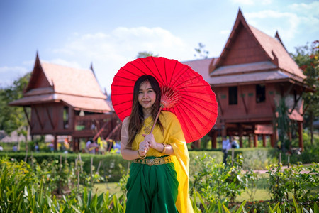 古老的泰国妇女以伞式传统风格装饰泰国妇女吸引人的老图片