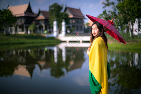 人们亚洲泰国妇女以伞式传统风格装饰泰国妇女裙子图片