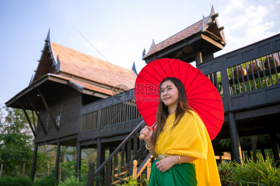 古老的时尚泰国妇女以伞式传统风格装饰泰国妇女传统的图片