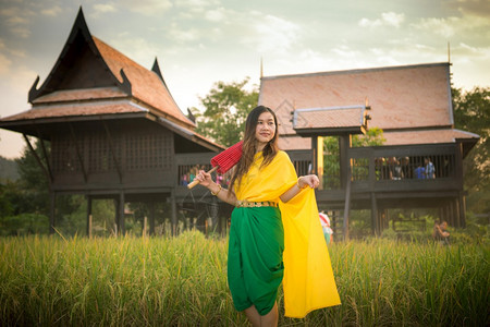 泰国妇女以伞式传统风格装饰泰国妇女亚洲艺术传统的图片