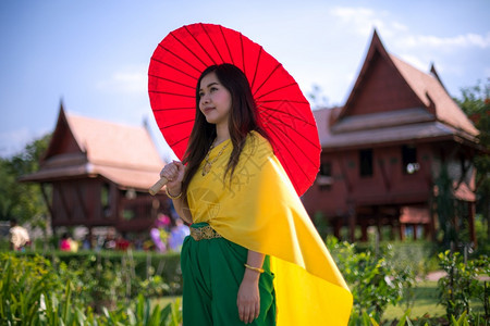 优雅泰国妇女以伞式传统风格装饰泰国妇女美丽的传统图片