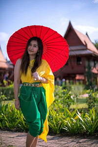 家泰国妇女以伞式传统风格装饰泰国妇女优雅图片
