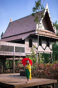 泰国妇女以伞式传统风格装饰泰国妇女传统的敷料典型图片