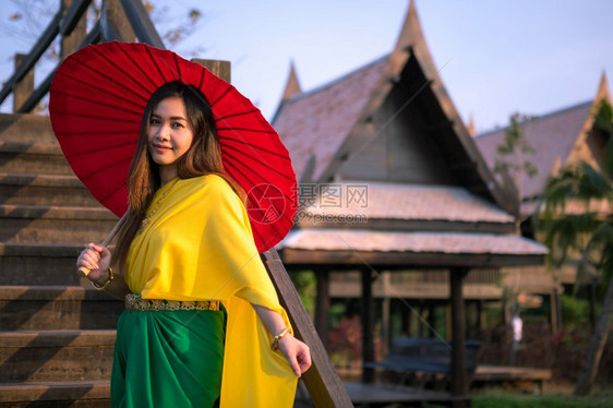 家裙子泰国妇女以伞式传统风格装饰泰国妇女传统的图片
