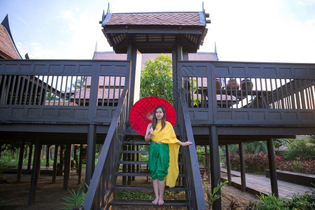 泰国妇女以伞式传统风格装饰泰国妇女亚洲吸引人的时尚图片